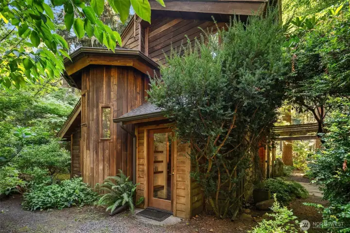Back door leads to mud entry and laundry.