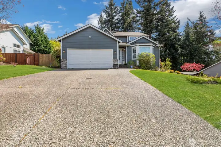 Well maintained home with inviting curb appeal, attached 2 car garage, and addional gated RV parking access for added convenience and flexibility Well maintained home with inviting curb appeal, attached 2 car garage, and addional gated RV parking access for added convenience and flexibility