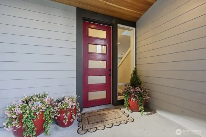 Welcoming and cheerful front porch to greet guests Welcoming and cheerful front porch to greet guests