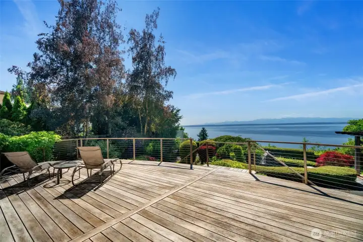Beautiful Deck for Eintertaining.
