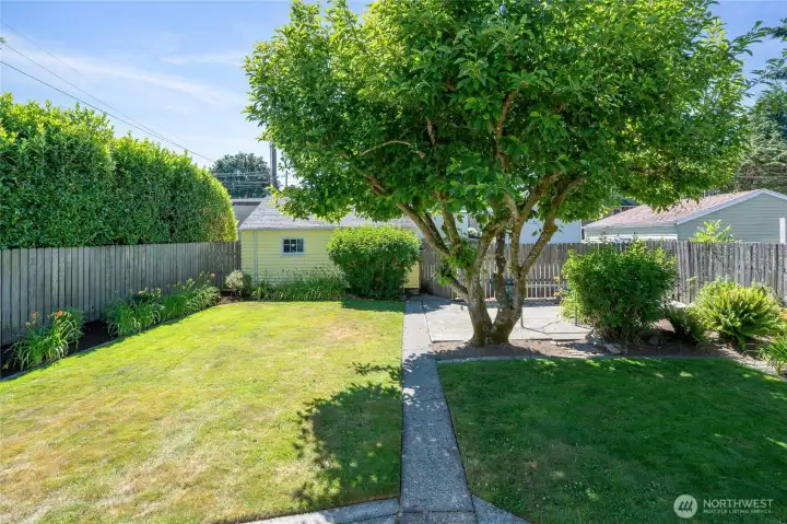 The yard features a sprinkler system and is a well-maintained space. The yard features a sprinkler system and is a well-maintained space.