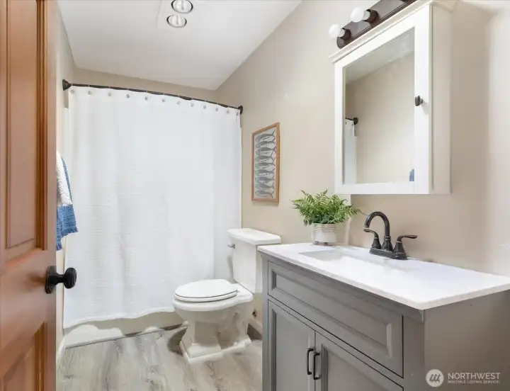 Full bathroom on the 2nd floor between the 2 additional bedrooms Full bathroom on the 2nd floor between the 2 additional bedrooms