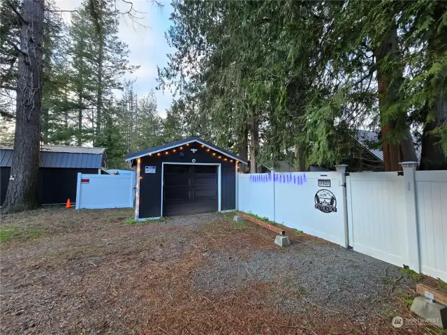 Detached 1 car garage.