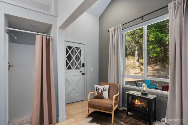sitting area off 1st bedroom