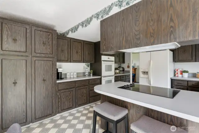 Large Kitchen with Tons of Cabinet Space
