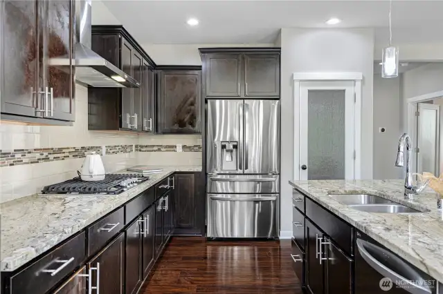 Granite slab counter tops w lots of prep space