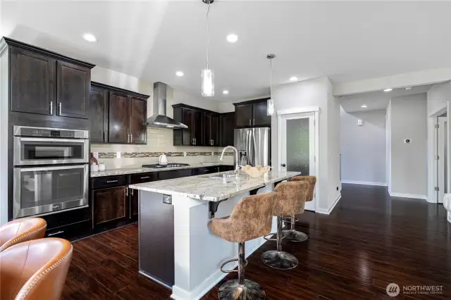 SS appliances, walk in pantry