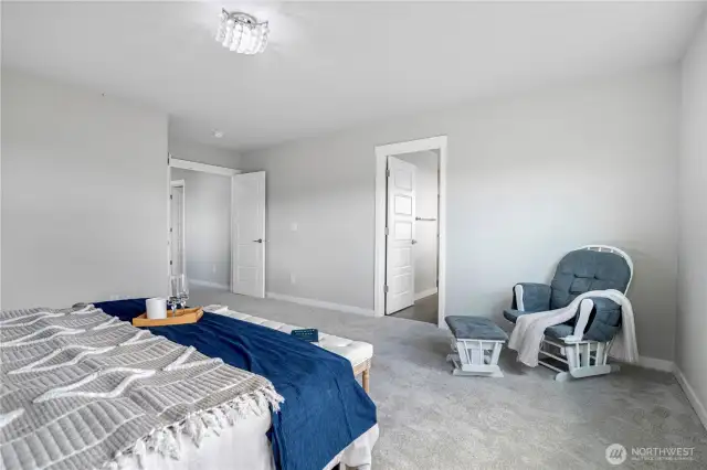 Primary ensuite with 5 piece bathroom
