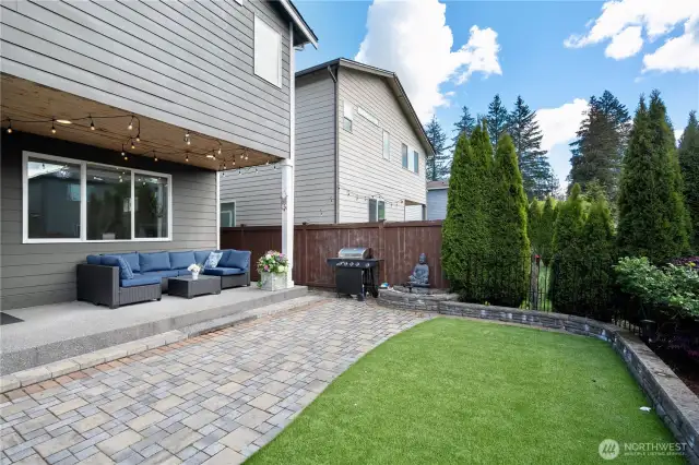 Covered pation & fenced yard: wow!
