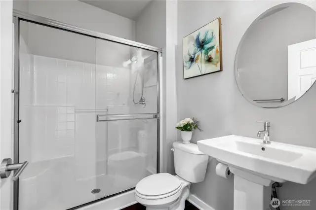 MAIN FLOOR: FULL BATH
