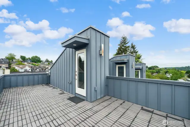 Rooftop desk with plenty of room to entertain