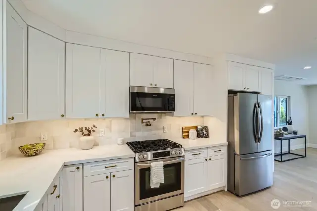 This kitchen is just waiting for you to indulge your culinary creativity.