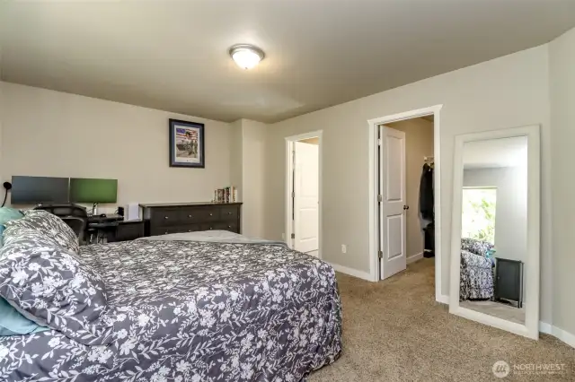 Upstairs owners suite w/WIC and 5 pc bath!