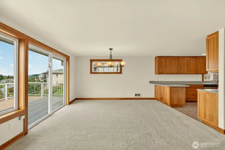eating/dining area off kitchen