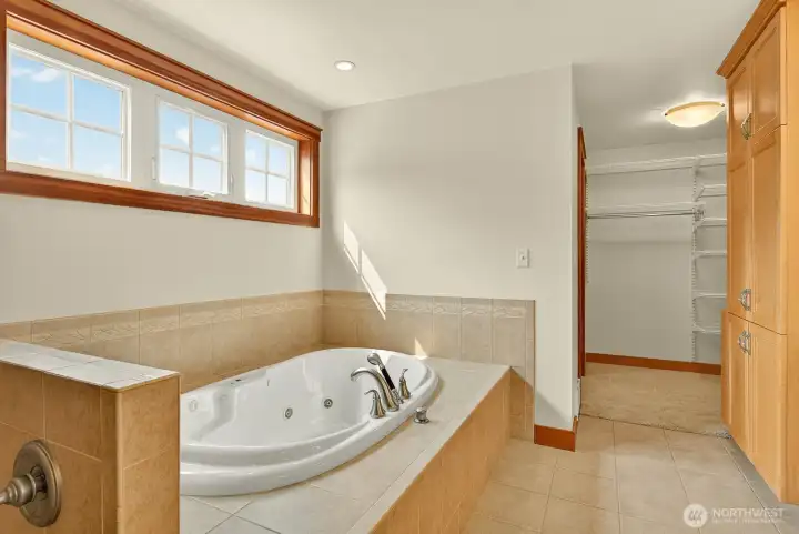 Jetted soaking tub