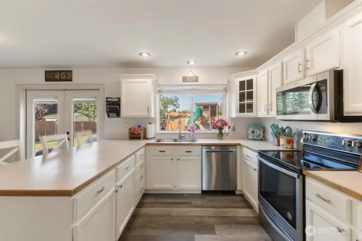 A beautiful, bright kitchen