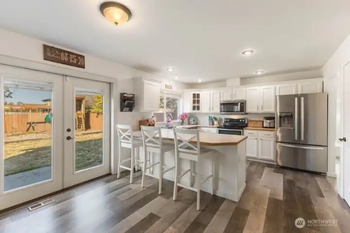 The kitchen includes a breakfast bar