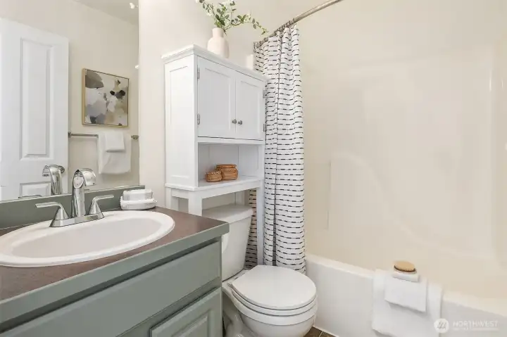 A full en suite bathroom for primary suite.