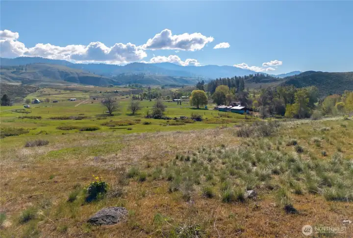Design your dream home to maximize it all—perch on a south-facing ridgeline to capture expansive views, or tuck into the hillside for added privacy, natural insulation, and protection from the wind.