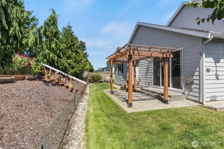 You will love the total privacy you have in this home.  Not just a great patio and back yard, but also fabulous side yards which provides wonderful privacy from neighbors.