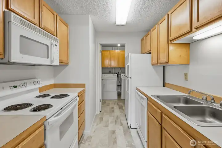 Note the extra cabinets in the utility room. Note the extra cabinets in the utility room.