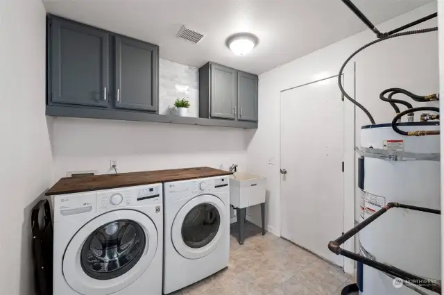 laundry room w garage access
