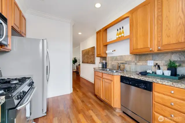 Great cabinet space, dishwasher, garbage disposal
