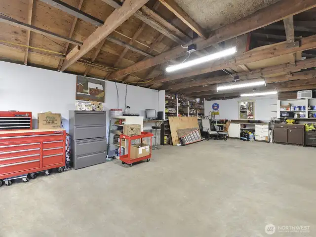 1200 sq ft shop with new roof, new panel, new lights, 220, power doors