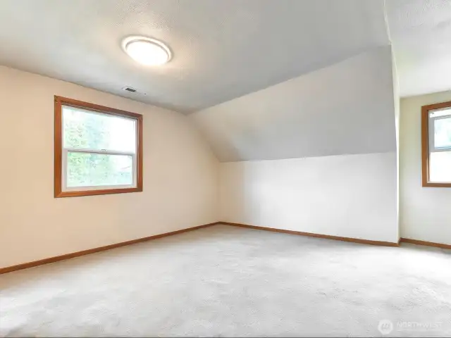 Upstairs main room, bathroom en suite