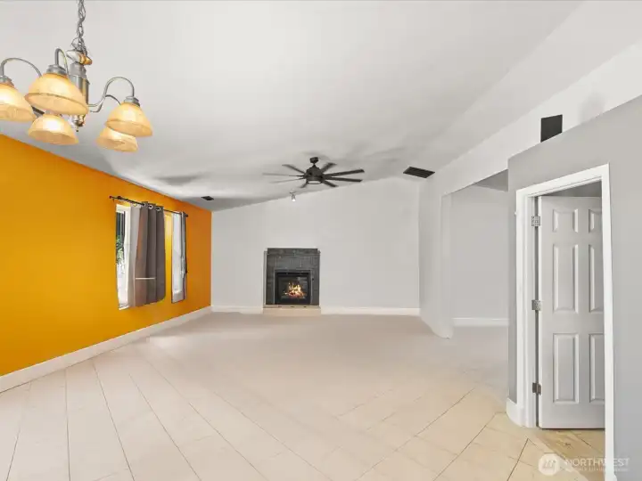family room off kitchen, super spacious, ceiling fan