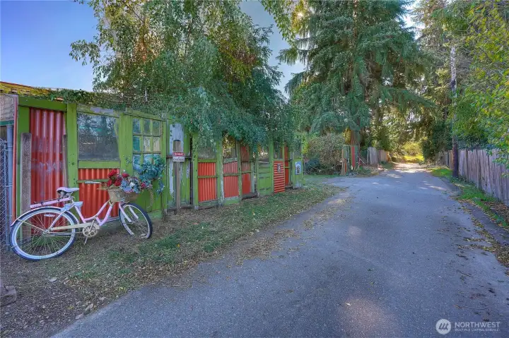 O.M.Goooodness.  I just can't get over how cute this is.  Even the back side of the Hen House is fantastic.