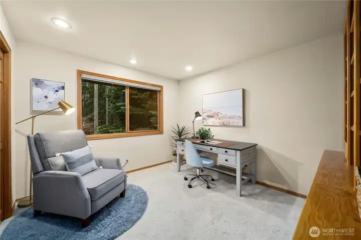 Additional room upstairs/ can 5th bedroom or 2nd office