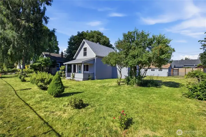 Huge Yard, double lot