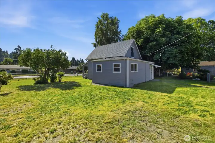 Huge Side Yard