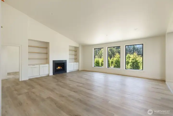 Spacious great room w/propane fireplace & built in cabinet/shelves