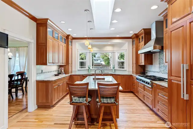 Central island with breakfast bar