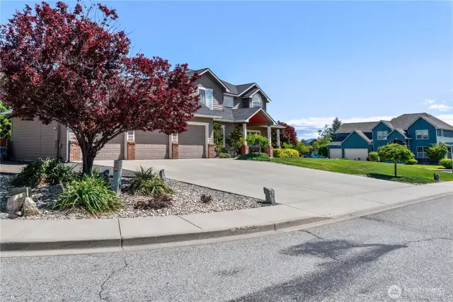 3 car garage with side entrance to yard