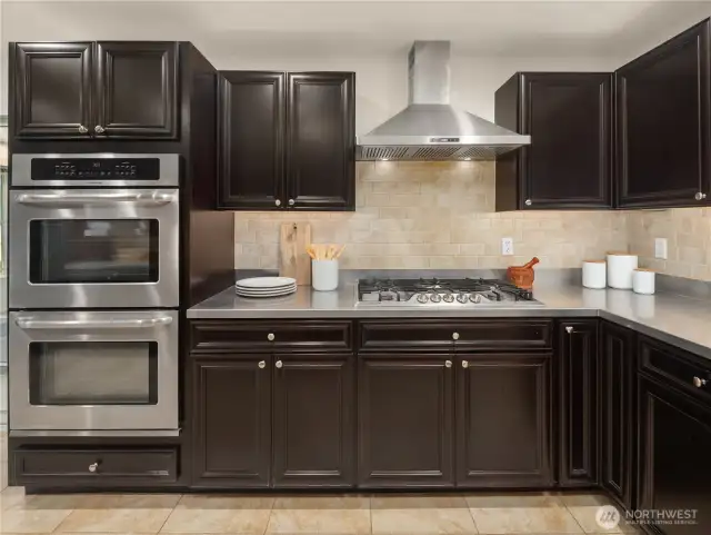 Double wall oven plus oversized cooktop & hood