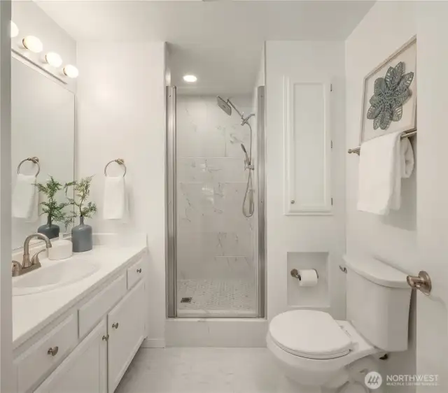 Secondary en suite bathroom