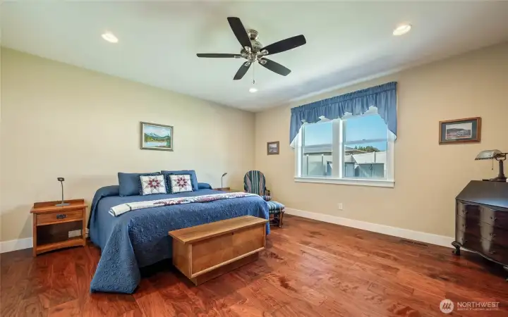 Primary Bedroom en Suite one level Bright open space