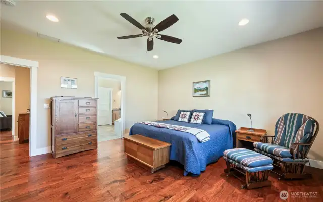 Primary Bedroom en Suite one level Bright open space
