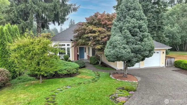 One of most sought after locations in all of Klahanie.  At the end of a quiet cul de sac.  Burnstead construction Co. built this wonderful 2 story home at the most wonderful piece of land in Klahanie.