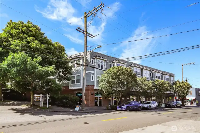 Awesome condo in the midst of intimate neighborhood of restaurants and retail - how convenient!