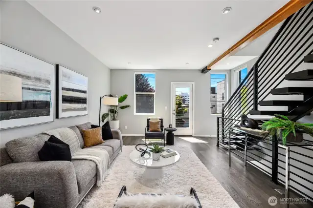 2021 construction is the most comfortable. Elevated, secure and natural light.