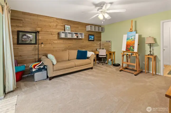 Flexible guest or recreation retreat space.