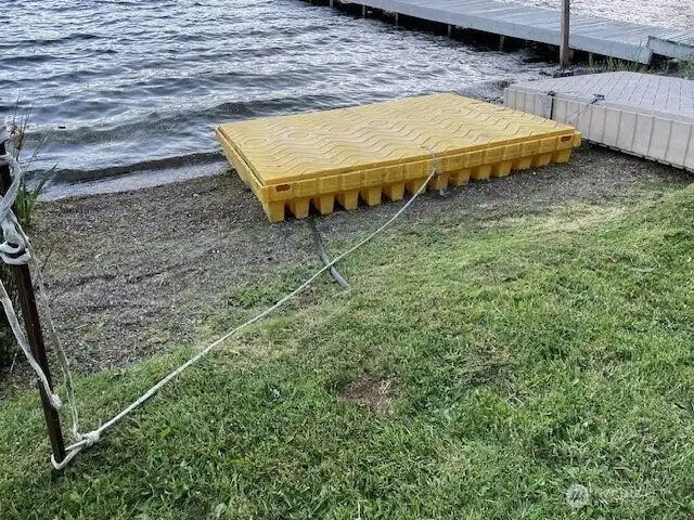 Two Floating Docs Included Two Floating Docs Included