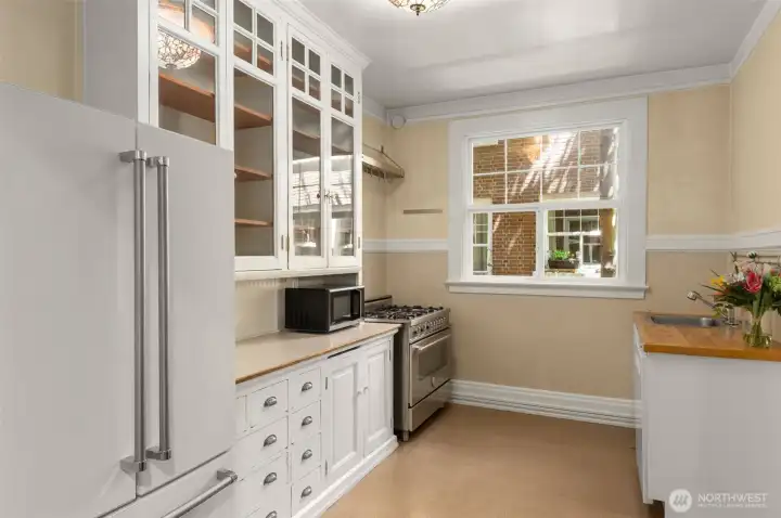 Large gas range for cooking. Microwave also included. Large gas range for cooking. Microwave also included.