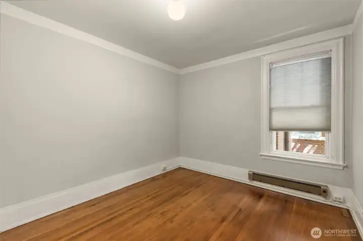 Large bedroom w/ closet. Fir hardwood floors. Large bedroom w/ closet. Fir hardwood floors.