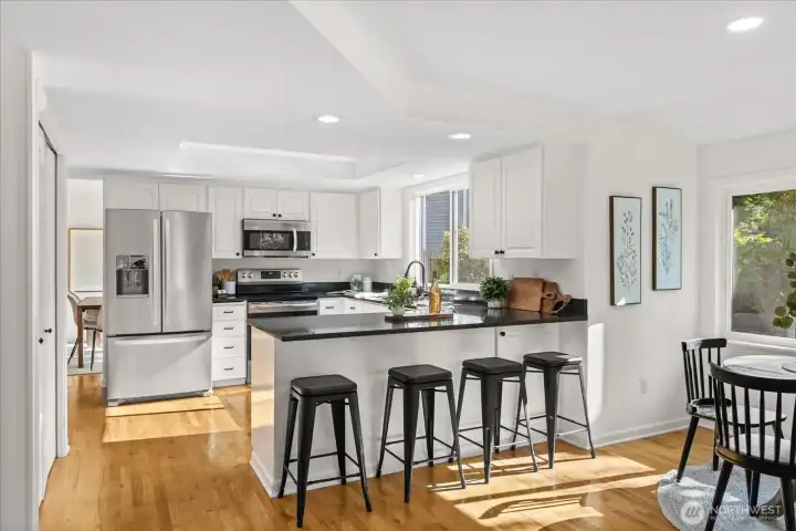 Bright open kitchen, all appiances stay