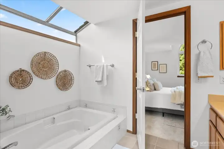 Soaking tub in primary en suite